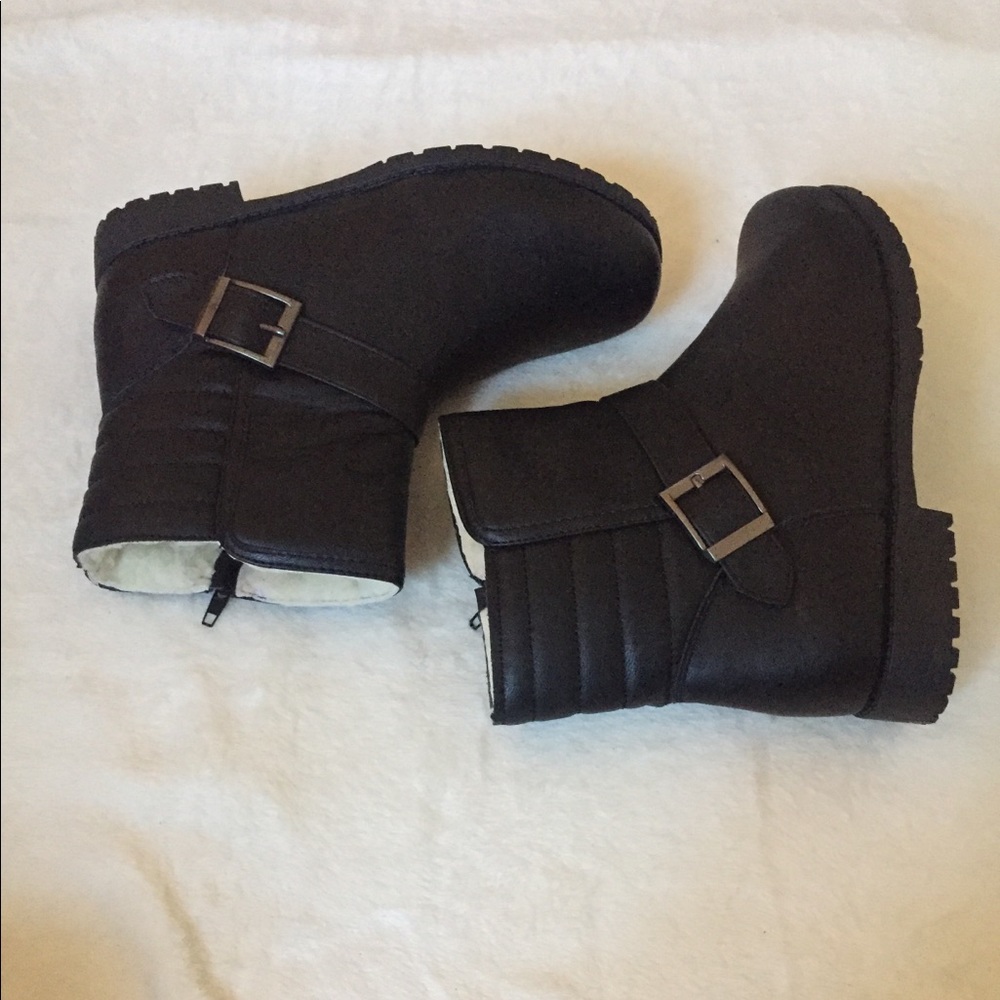 Black ankle boots with fury lining